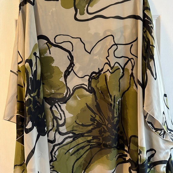 Laura plus poncho top - Picture 2 of 9